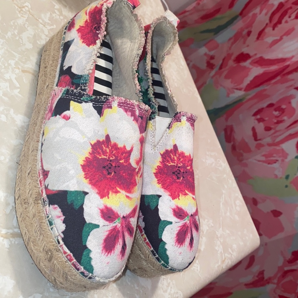 💜 Betsey Johnson Floral Platforms 💜
